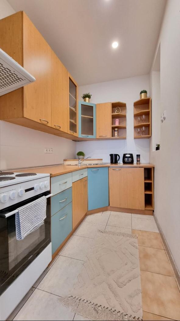 Finnem Rentals Zikova Прага Экстерьер фото